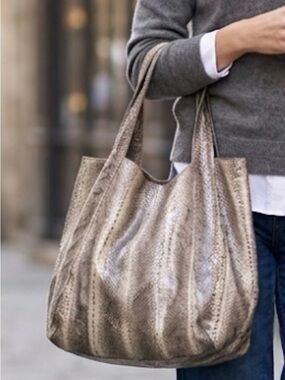 Beirn Snakeskin Patterned tot. handles has a little bit of leather coming off.